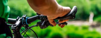 Cycliste sur la Via Allier vers Luzillat