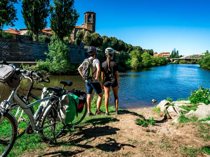 Cyclistes au bord de l'Allier à Langeac