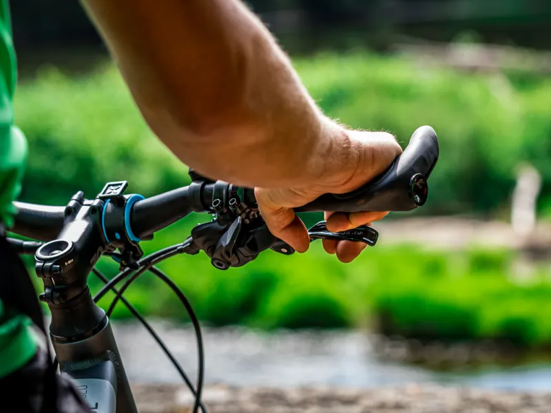 Cycliste sur la Via Allier vers Luzillat