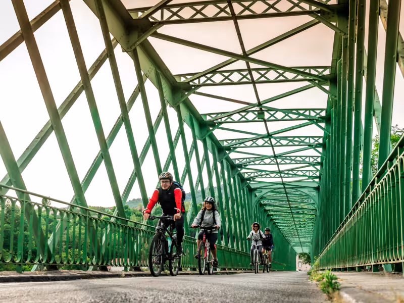 Traversée de l'Allier à vélo par le pont métallique de Dallet