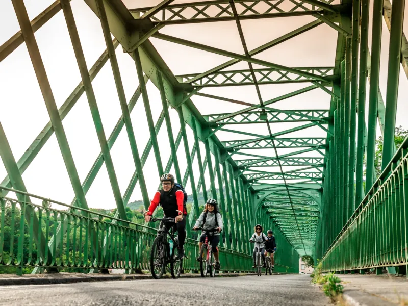Traversée de l'Allier à vélo par le pont métallique de Dallet