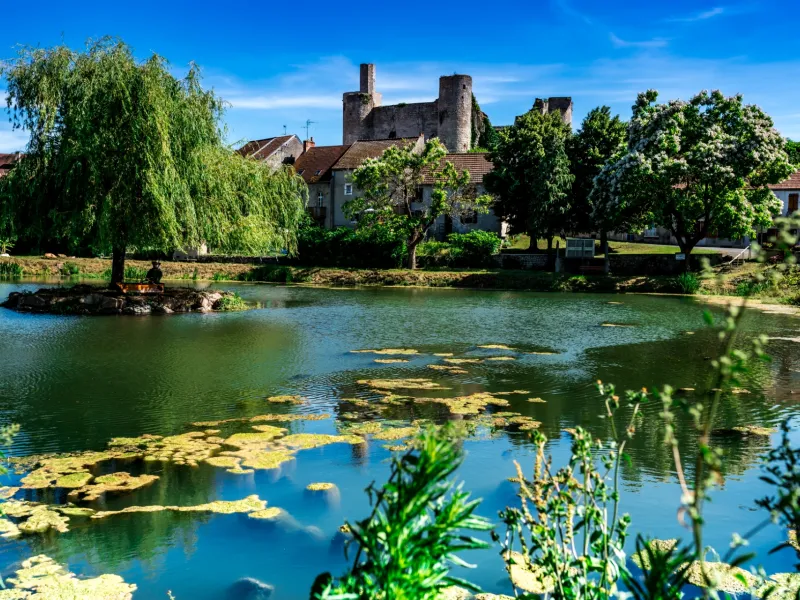 Billy et sa forteresse au-dessus de l'Allier