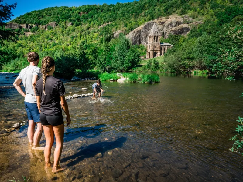 Pause les pieds dans l'eau de l'Allier devant la chapelle Sainte-Marie-des-Chazes