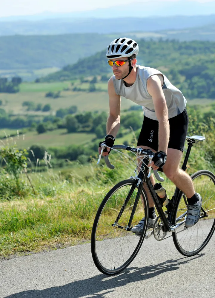 Cycliste sur le plateau de Gergovie (63)
