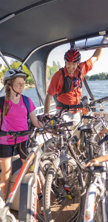 Cyclistes sur la navette du lac d'Allier à Vichy