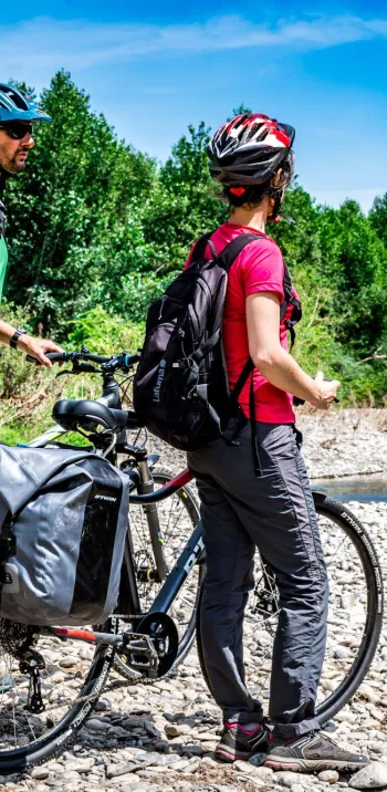 Cyclistes au bord de l'Allier à Limons