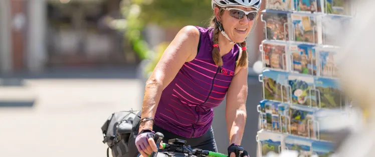 Cycliste à Issoire sur la place de la République