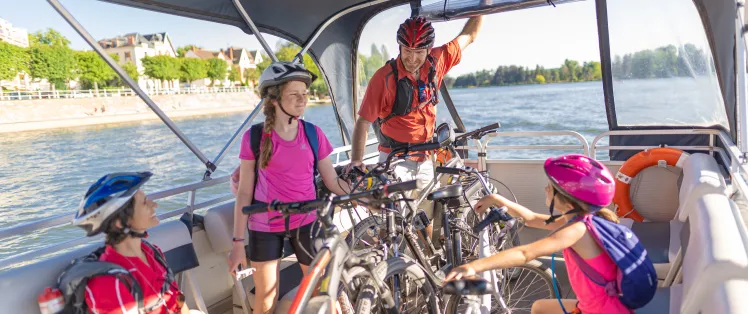 Cyclistes sur la navette du lac d'Allier à Vichy