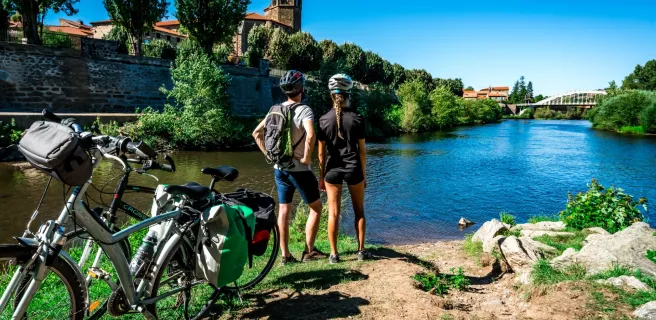 Cyclistes au bord de l'Allier à Langeac 