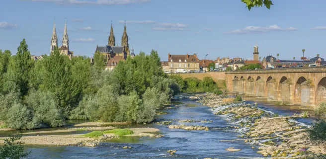 Moulins, sa cathédrale, son pont et l'Allier