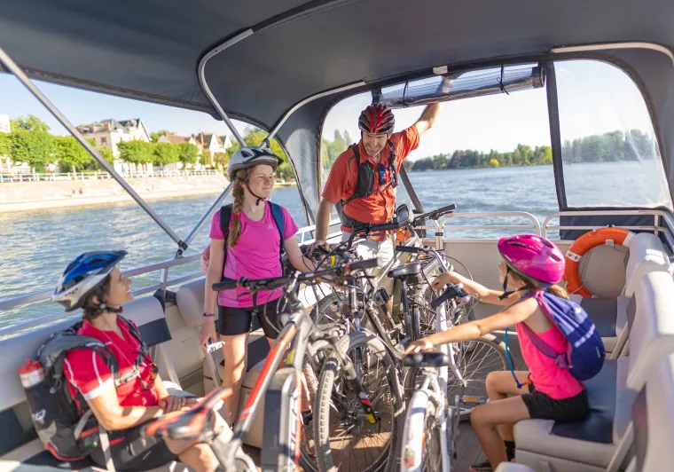 Cyclistes sur la navette du lac d'Allier à Vichy