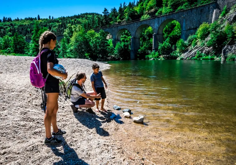 Cyclistes au bord de l'Allier au Nouveau Monde