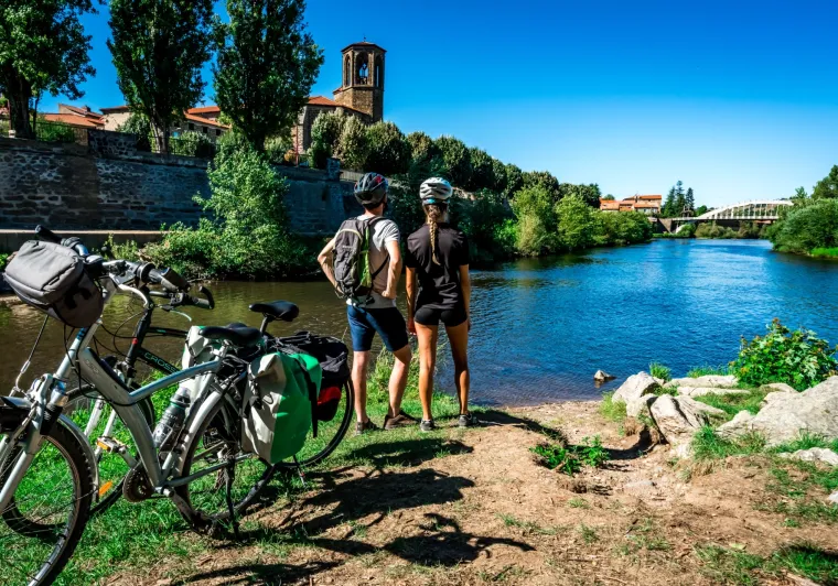 Cyclistes au bord de l'Allier à Langeac 