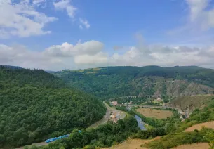 Vue des gorges de l’Allier et du train qui relie Clermont-Ferrand / Langogne