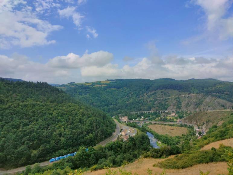 Vue des gorges de l’Allier et du train qui relie Clermont-Ferrand / Langogne